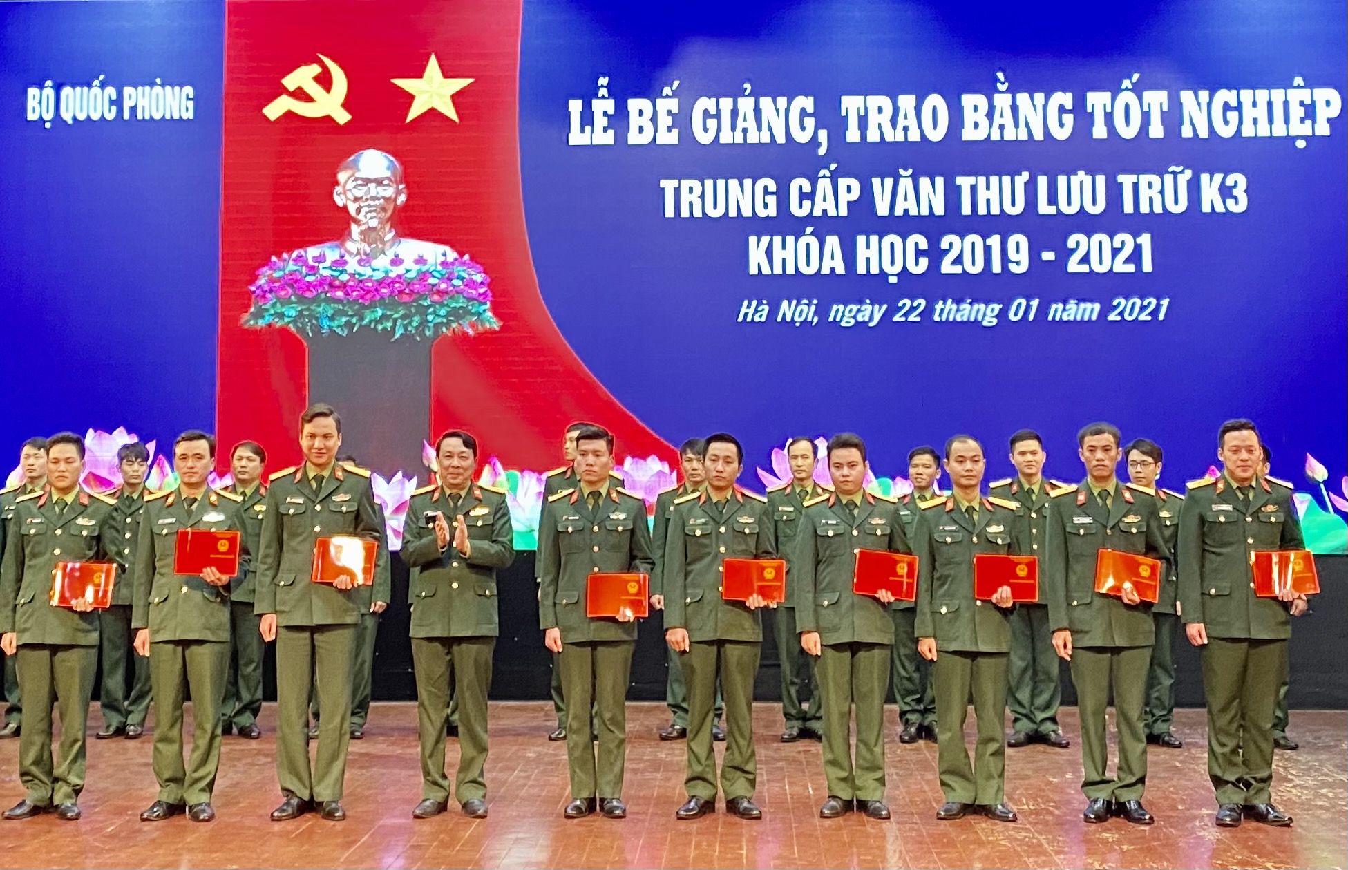 100 học viên lớp Trung cấp Văn thư lưu trữ nhận bằng tốt nghiệp

